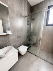 apartament z dwoma łazienkami